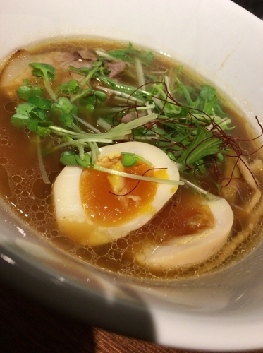 「くんそば醤油 ７５０円＆くんたま（学生サービス）」@麺屋 KEMURIの写真
