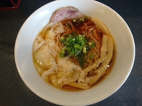 「醤油その１ 木桶仕込みの生揚げ醤油 + ワンタン」@中華そば 安成の写真