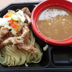[信州鶏白湯 気むずかし家] 信州小麦香る山賊つけそば