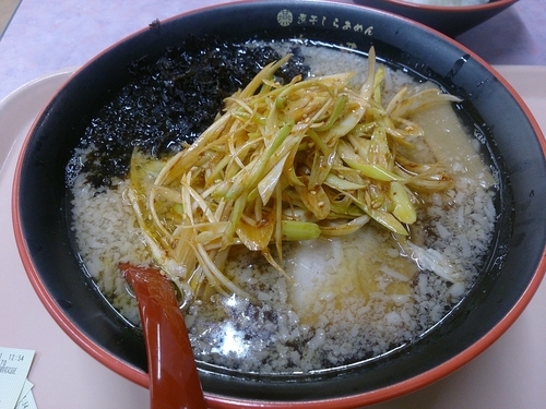 「燕黒らあめん  背脂多 辛ネギトッピング」@煮干しらあめん 燕黒 村井店の写真