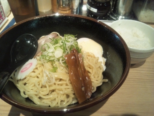 「温玉油そば+サービス小ライス」@油そば専門店 ぶらぶら 新宿店の写真