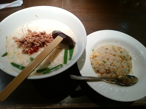 「本日のランチ①(豚骨辛味ラーメン＋五目チャーハン)780円」@上海華龍 ヤマダ電機LABI1高崎店の写真