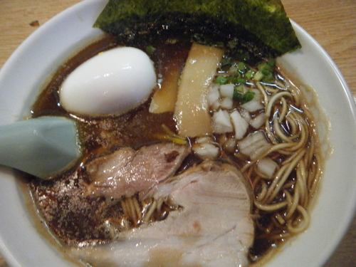 「昼限定：完全いりこ煮干し中華そば730円+味玉100円」@青春餃子の写真