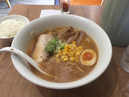 「味噌ラーメン800円+ランチ時小ライス無料」@よなやの写真
