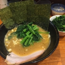 ラーメン麺少なめほうれん草トッピング