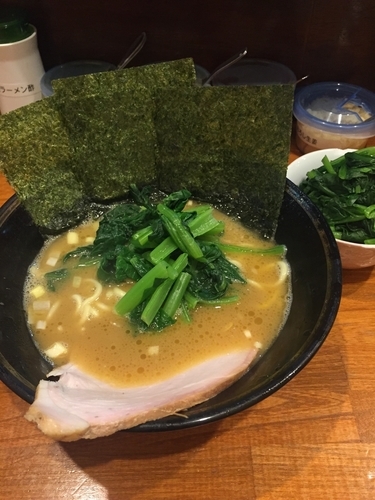 「ラーメン麺少なめほうれん草トッピング」@末廣家の写真