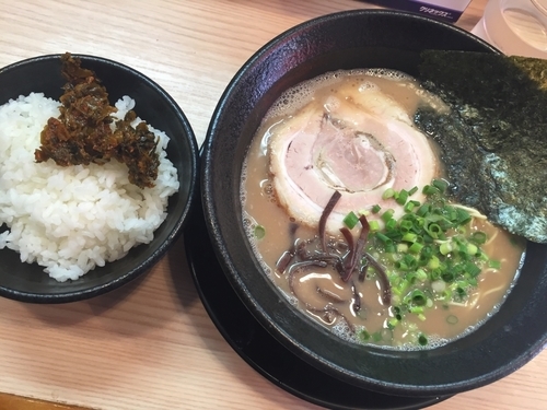 「ラーメン+サービスライス」@九州とんこつらーめん ひらさわの写真