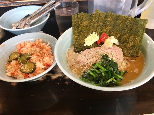 「海苔増しラーメン 並 ¥700 + 小ライスサービス」@横浜ラーメン 武蔵家 三鷹店の写真