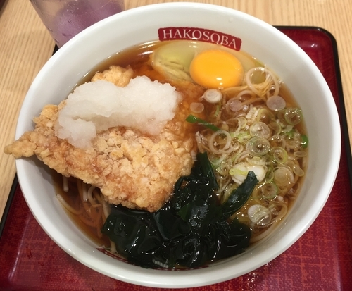 「チキン竜田揚げそば＋生玉子（￥490＋無料クーポン）」@名代 箱根そば 町田店の写真