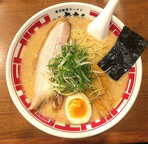「東京豚骨ラーメン(大盛りサービス) 680円」@屯ちん 池袋西口店の写真