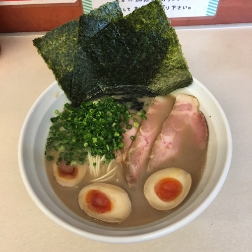 「濃厚とんこつラーメン (600円)全部のせ (350円)」@かなで食堂の写真