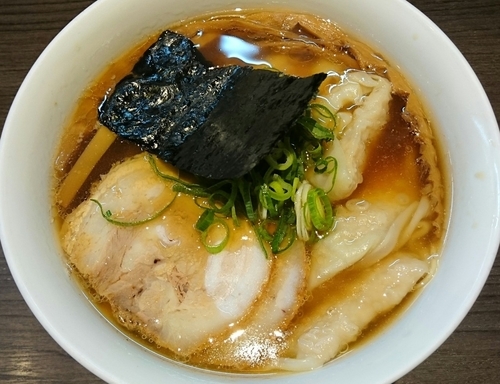 「山水地鶏ワンタン 醬油らぁ麺」@支那そばや 本店の写真