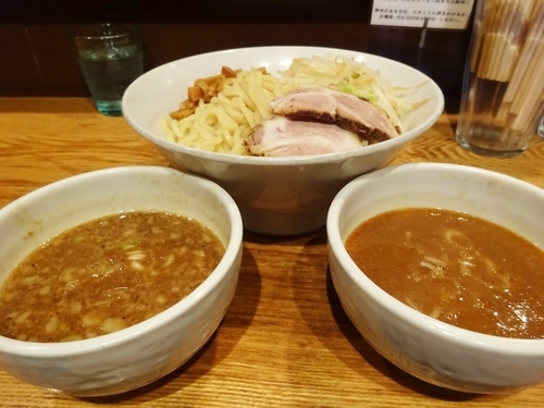 「二色つけめん （濃厚味噌と海老味噌）　　880円」@神保町 可以の写真