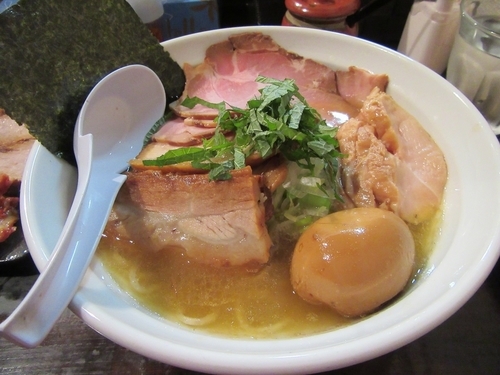 「鶏濃麺塩（７５０円）＋チャーシュー２００円＋他」@濃麺 海月の写真