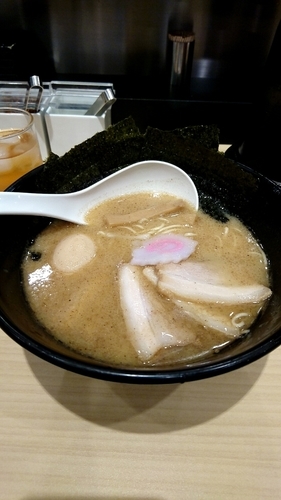 「豚骨醤油+味玉：850円」@TOKYO豚骨BASE MADE by 一風堂 赤羽店の写真