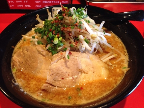 「背脂たっぷり爆麺」@辛味噌拉麺BOMBERの写真