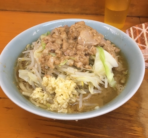 「ラーメン（麺／野菜少な目・脂・ニンニク￥700）」@ラーメン二郎 新橋店の写真