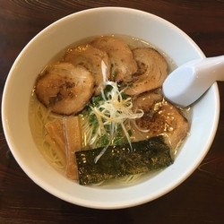 塩ラーメン (600円) チャーシュー (250円)