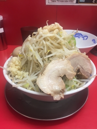 「豚玉ラーメン大盛 ヤサイダブルニンニクアブラ ¥930」@ジャンクガレッジ 北浦和店の写真