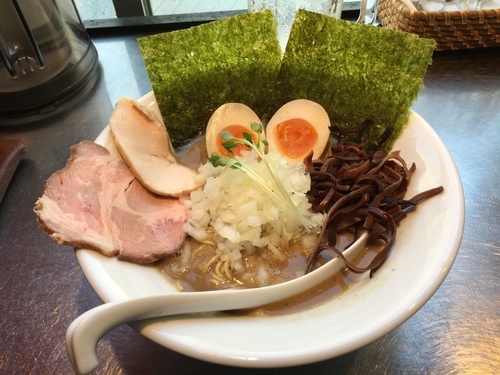 「【限定】濃厚煮干豚骨＋味玉＋味付替玉＋beer」@さんじの写真