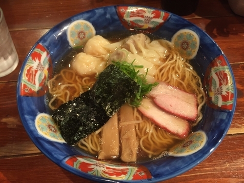 「特製ワンタン麺ハーフ（白黒ミックス）900円」@八雲の写真