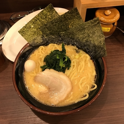 「豚骨醤油ラーメン」@横浜家系ラーメン 一刀家 蒲田店の写真
