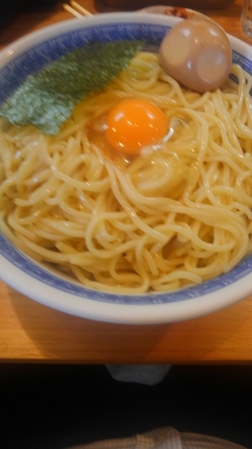 「冷やし油そば 中盛　ニンニク油　生卵」@自家製中華そば としおかの写真