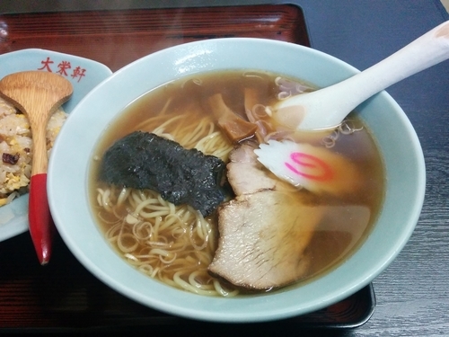 「ラーメン　半チャーハンセット　650円」@大栄軒の写真