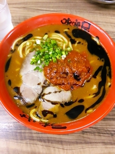 「トマト味噌ラーメン880円大盛無料」@味噌屋八郎商店 新宿店の写真