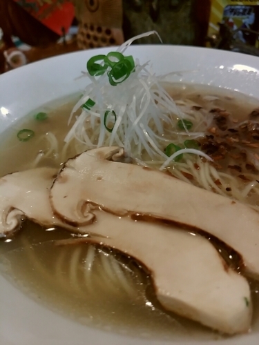 「【限定】はまぐり×まつたけラーメン1180円+日本酒」@麺酒処 ふくろうの写真