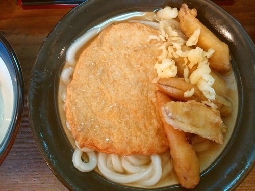 「ごぼう天うどん＋丸天（中めん）」@牧のうどん 新宮店の写真