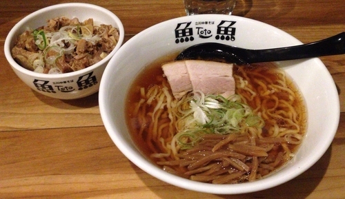 「中華そば 醤油＋とろチャーにんにく丼(750円＋350円)」@立川中華そば とと ホンテンの写真