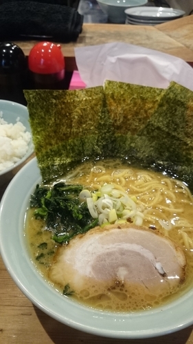「豚骨醤油ラーメン(700円)」@鶴一家の写真