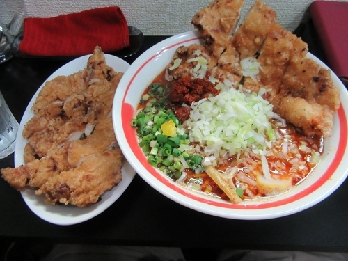 「旨辛揚チキンめん・中辛（１０５０円）＋揚チキン２５０円」@自家製麺SHINの写真