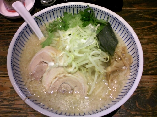 「パクチー盛り　塩ラーメン　+大盛（クーポン）」@ハッスルラーメンホンマ 日本橋浜町店の写真