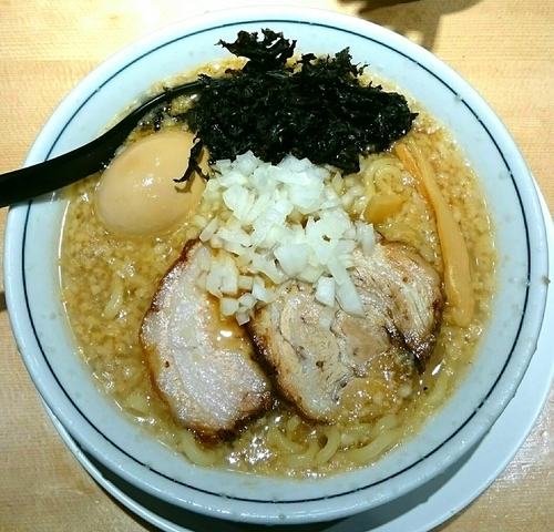「背脂醤油らー麺 味玉」@焼きあご塩らー麺 たかはし 新宿本店の写真