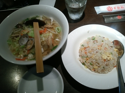 「本日のランチ①(塩あさりラーメン＋五目チャーハン)780円」@上海華龍 ヤマダ電機LABI1高崎店の写真