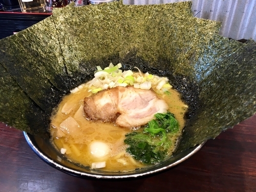 「豚骨醤油ラーメン 並 (カタメ、コイメ、オオメ) + 食べログク」@横浜家系ラーメン 極み家の写真