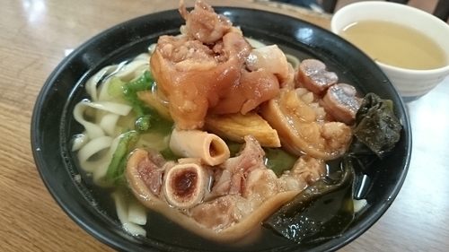 「てびちそば」@新山食堂の写真