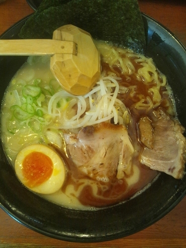 「黒麺（半玉トッピング）」@らーめん本郷亭 本店の写真