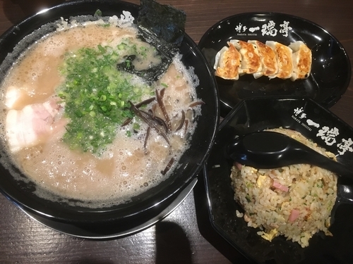 「ラーメン750円、ミニチャーハン350円、餃子5個250円」@博多一瑞亭の写真