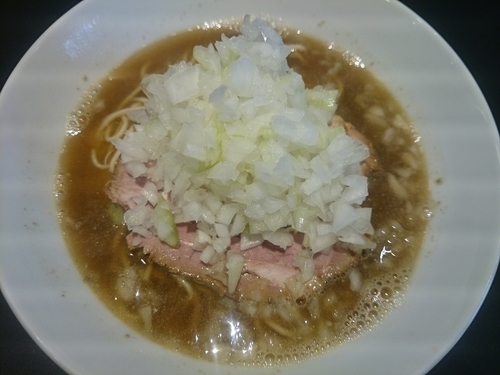 「中華そば（塩）￥800＋玉ねぎ増し￥100＝￥900」@煮干乱舞の写真