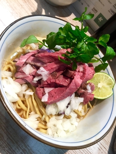 「【気まぐれ限定】ローストビーフのバター醤油まぜそば 追い飯付」@中華そば 四つ葉の写真