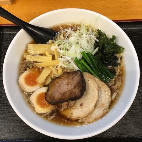 「醤油らーめん 全部入り (880円)」@みやび屋の写真