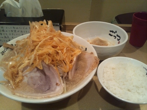 「辛ネギもやしタワー醤油ラーメン+無料オプション」@超ごってり麺 ごっつ 新小岩店の写真