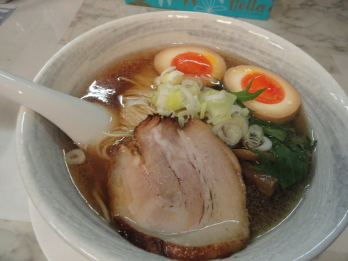 「秋刀魚だしらーめん（醤油）+煮卵」@秋刀魚だし 黒船の写真