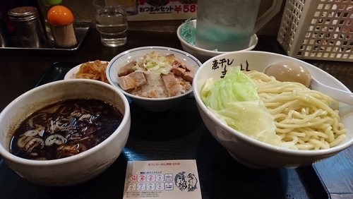 「黒煮干しつけ麺+味玉+チャーシューごはん」@煮干しらーめん青樹 立川店の写真