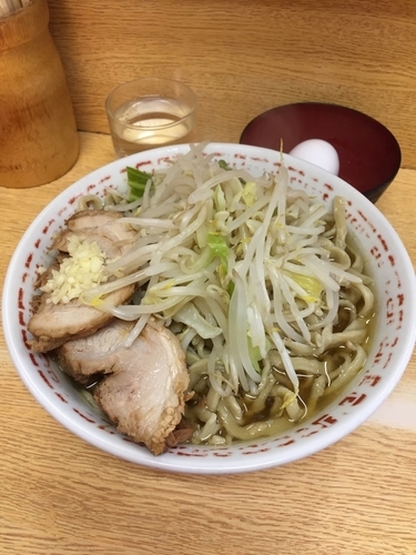 「小 ニンニク 野菜少なめ 生卵」@ラーメン二郎 環七新新代田店の写真