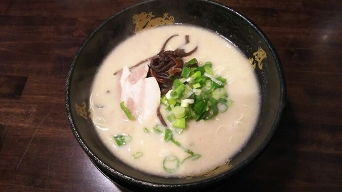「とんこつラーメン(カタ)」@とんこつラーメン博多風龍 新宿東口店の写真
