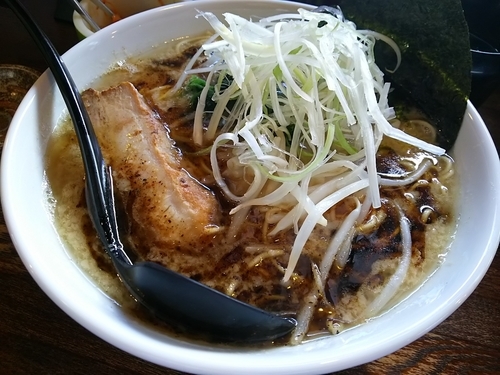 「まーゆ　とん黒　（麺大盛り）　※細麺」@信州麺屋 とんずら －カエン－の写真